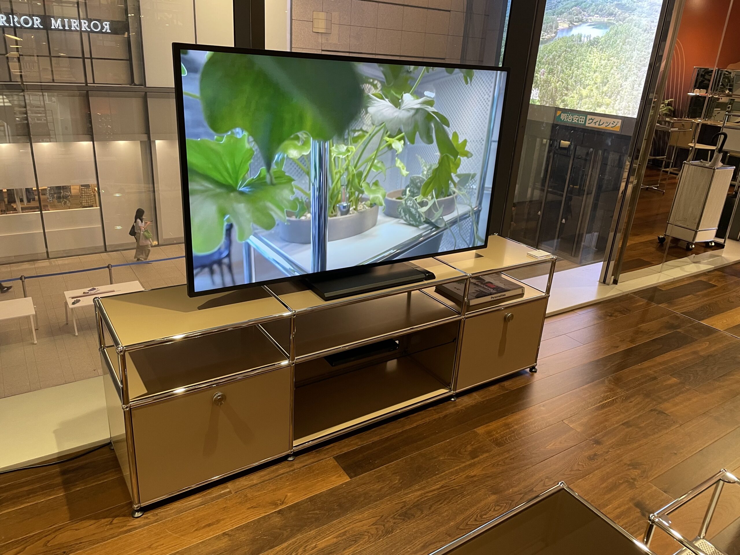 USM丸の内に展示された、オープン収納と扉付き収納を組み合わせたテレビ台