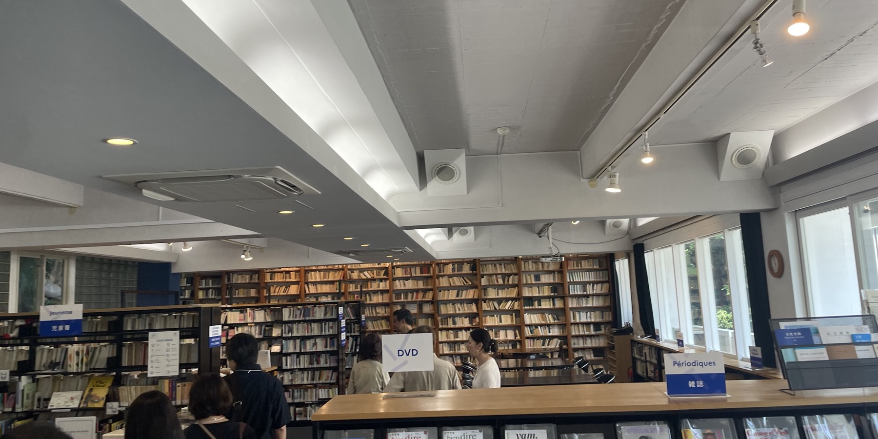 日仏学院メディアテークの閲覧空間