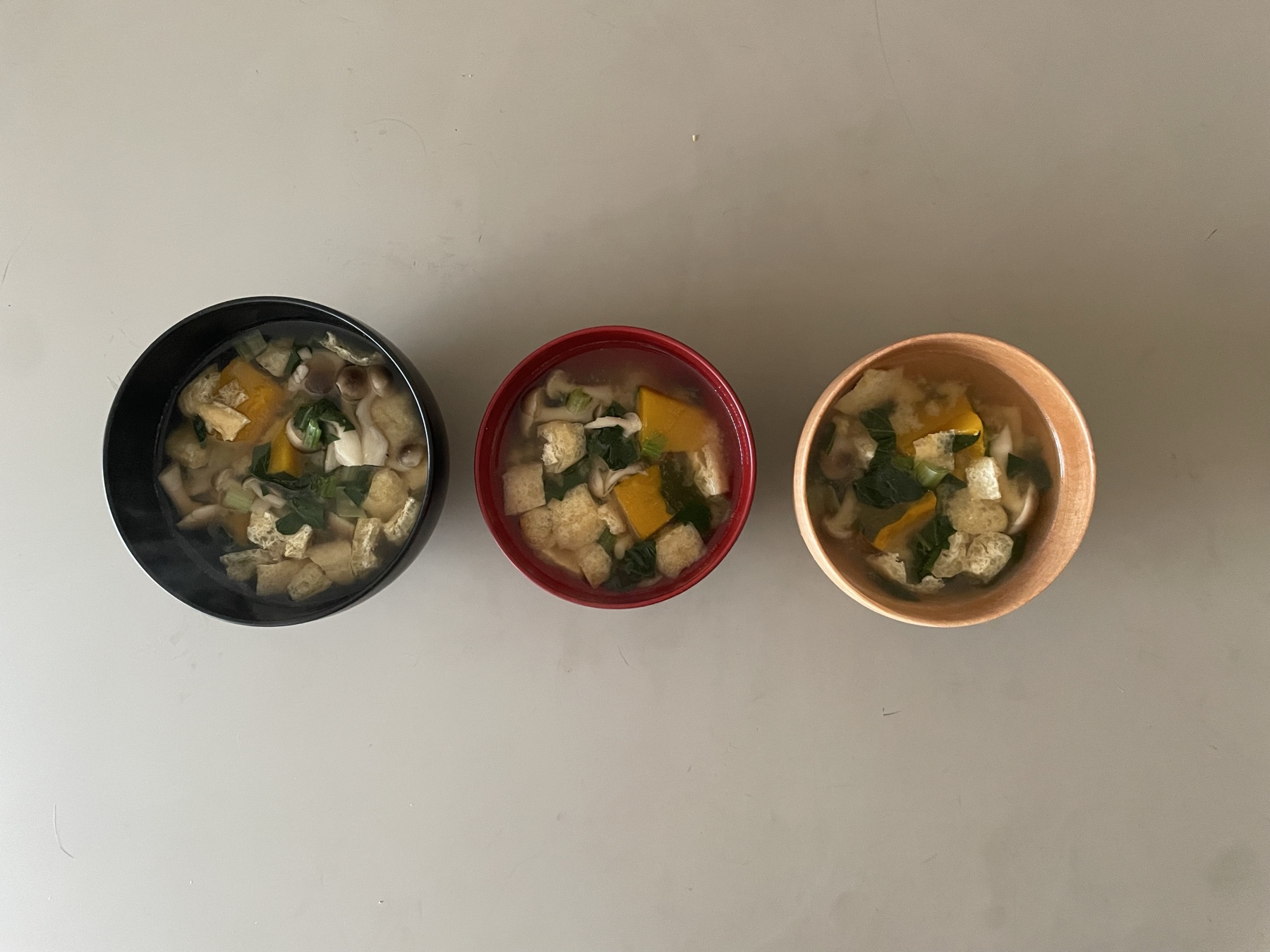 3つのお椀に同じ味噌汁を入れた俯瞰写真