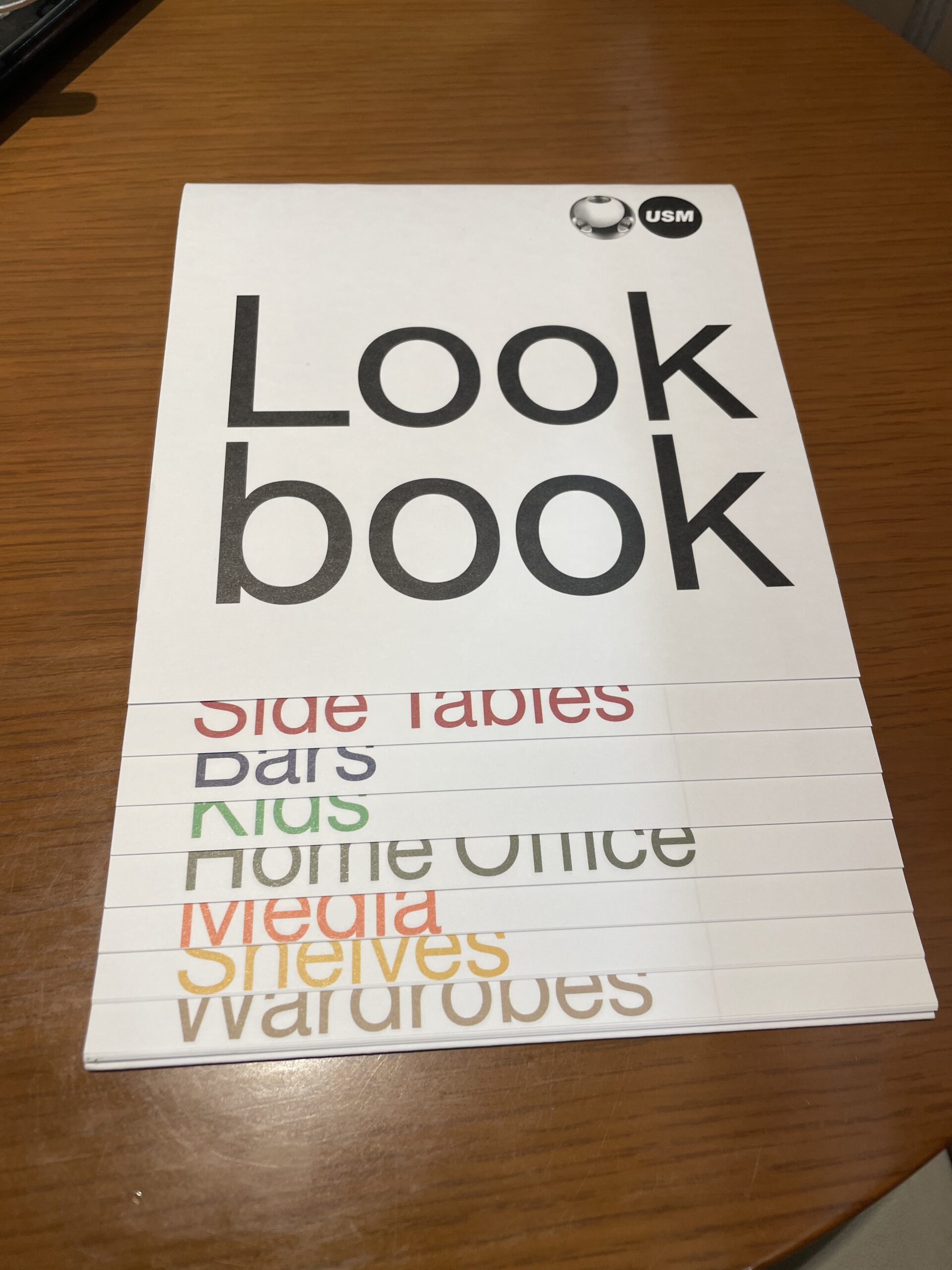 USM丸の内でもらったカタログ「Look book」を自宅のテーブルに置いた様子
